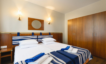 Номер Однокомнатный двухместный "СТАНДАРТ" "УЛУЧШЕННЫЙ" СЕВЕР (корп. 8) - Санаторий «Алушта», Алушта - 2