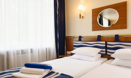 Номер Однокомнатный двухместный "СТАНДАРТ" "УЛУЧШЕННЫЙ" СЕВЕР (корп. 8) - Санаторий «Алушта», Алушта - 6