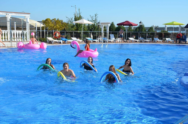 Люди в бассейна в санатории Сакрополь в Саки